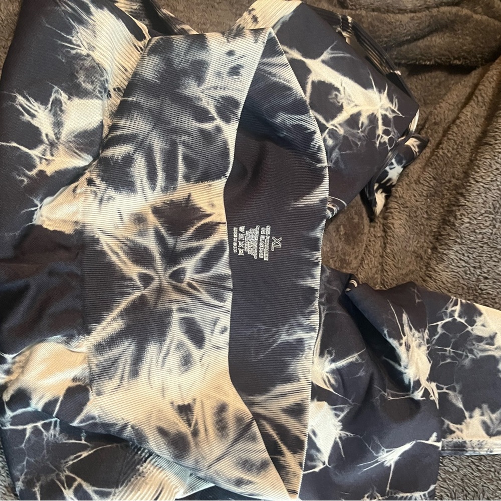 Black and White Tie-Dye Leggings